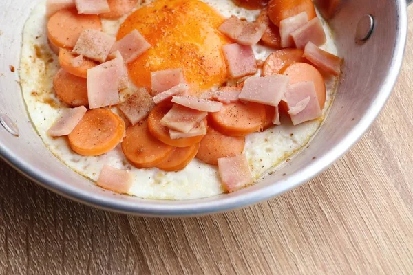 kızarmış yumurta Topingler ile pan