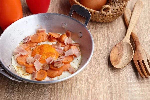 Pfanne Spiegelei mit Garnierungen — Stockfoto