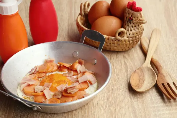 Pfanne Spiegelei mit Garnierungen — Stockfoto