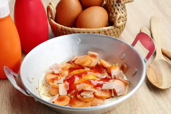 Pfanne Spiegelei mit Garnierungen — Stockfoto