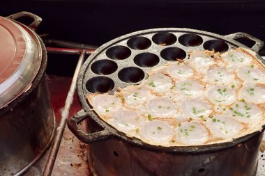 Hindistan cevizi sütü karıştırın şeker ve un