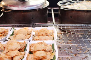 Hindistan cevizi sütü karıştırın şeker ve un