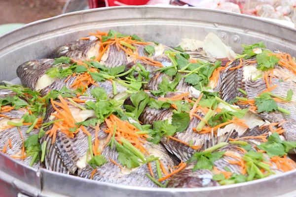 Pescado al vapor en la comida callejera —  Fotos de Stock