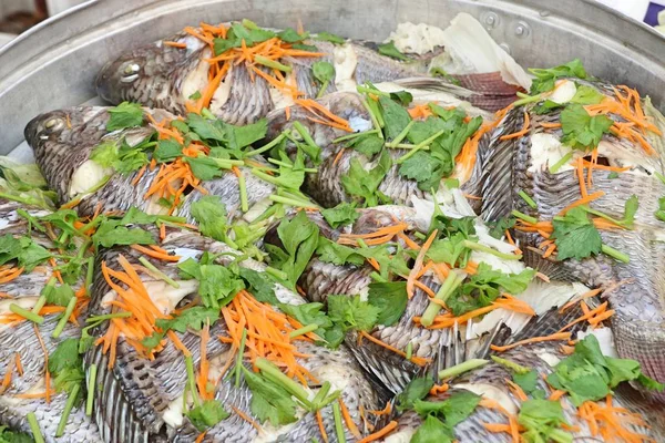 Gedünsteter Fisch beim Streetfood — Stockfoto