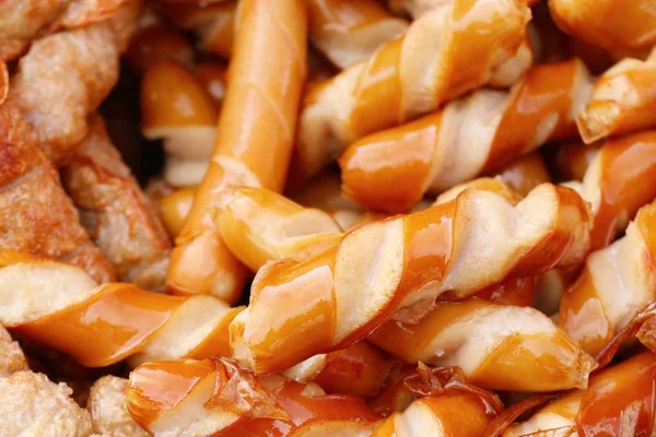 Salsicha frita em comida de rua — Fotografia de Stock