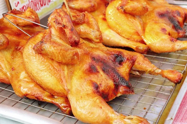 시장에서 닭 꼬치 구이 — 스톡 사진