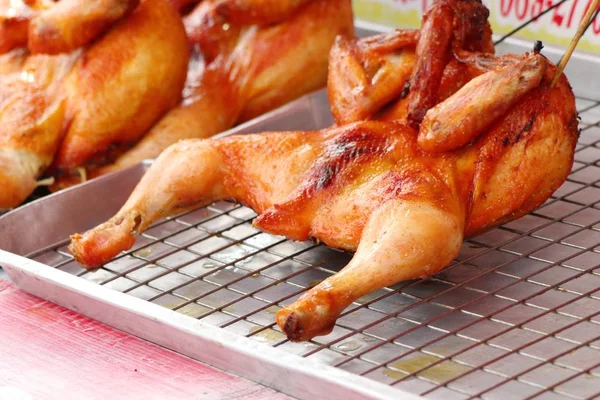 시장에서 닭 꼬치 구이 — 스톡 사진