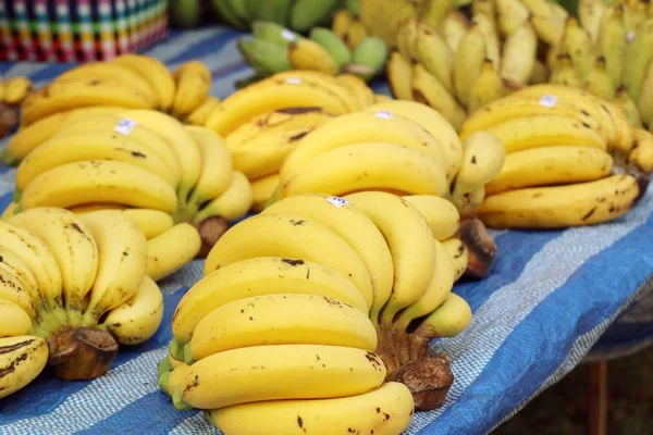 Banan na rynku — Zdjęcie stockowe