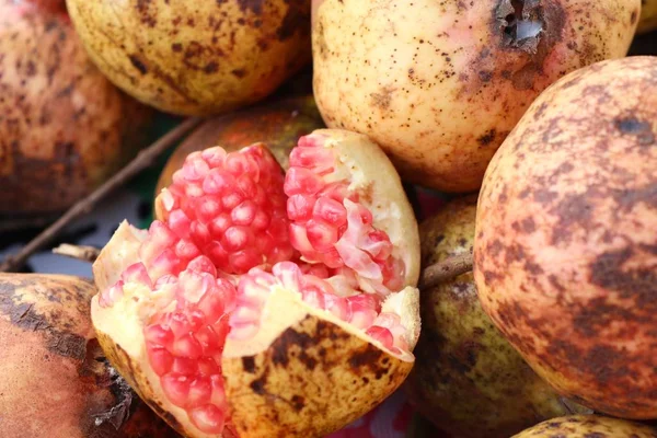 Granaatappel fruit op straat eten — Stockfoto