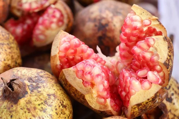 Granatäpple frukt på gata mat — Stockfoto