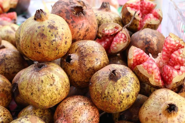 Granaatappel fruit op straat eten — Stockfoto