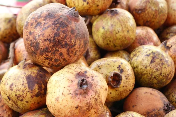 Granaatappel fruit op straat eten — Stockfoto