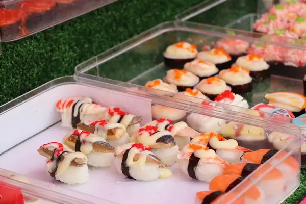 Sushi en la comida callejera — Foto de Stock