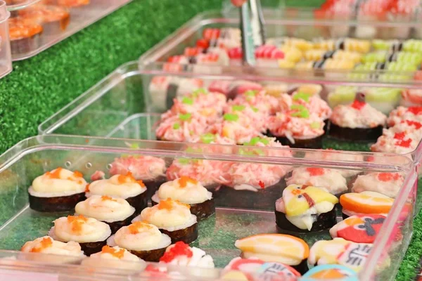 Sushi en la comida callejera — Foto de Stock