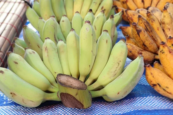 Банан на рынке — стоковое фото