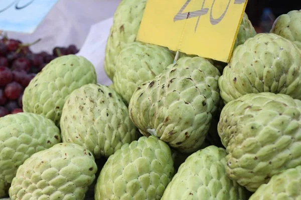 Sugar apple op straat eten — Stockfoto