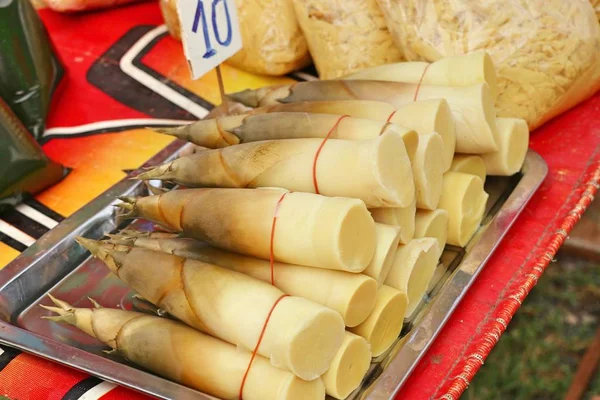 Бамбукова стрілянина на вуличній їжі — стокове фото