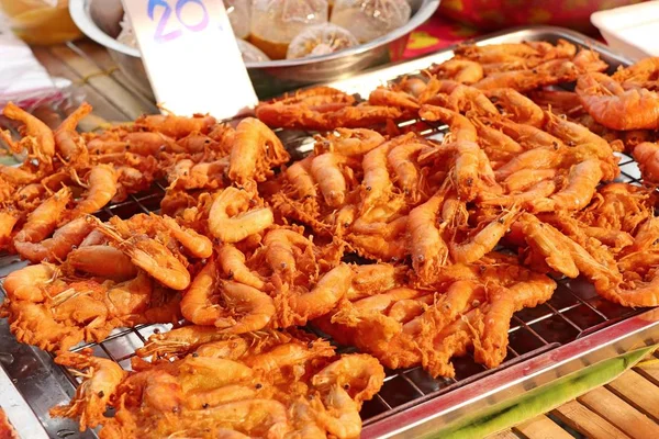 Fried shrimp at street food — Stock Photo, Image