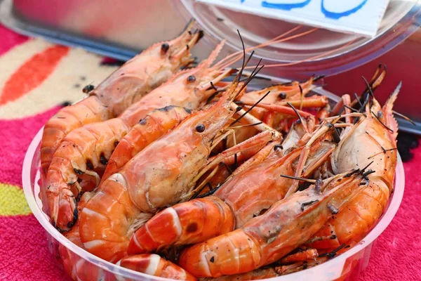 Grilované krevety na pouliční stánky s jídlem — Stock fotografie