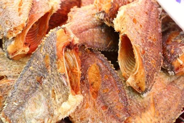 Pescado frito en la comida callejera — Foto de Stock