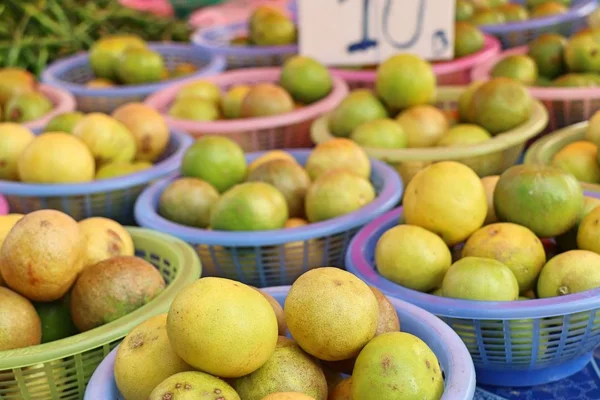 Citroen op de markt — Stockfoto