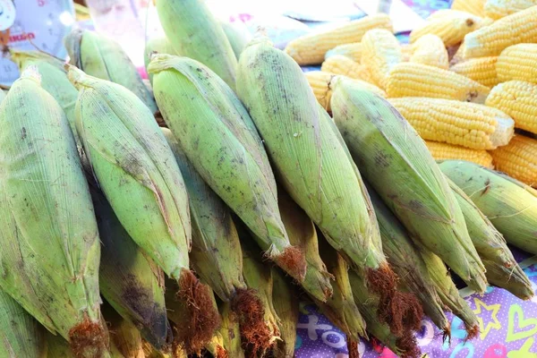 Maíz fresco en el mercado — Foto de Stock