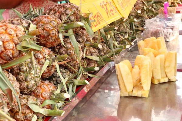 Ananas sul cibo di strada — Foto Stock