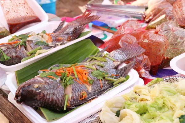 Poisson cuit à la vapeur à la nourriture de rue — Photo