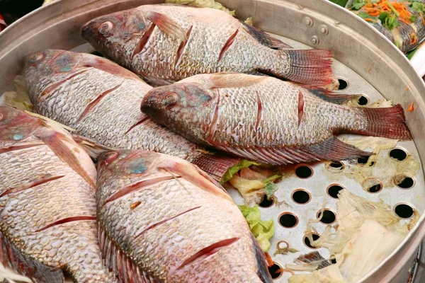 Ångkokt fisk på gata mat — Stockfoto