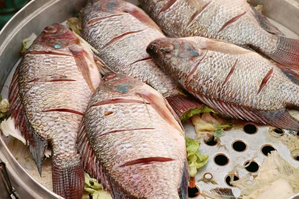 Ryby na parze o Sprzedawcy uliczni — Zdjęcie stockowe