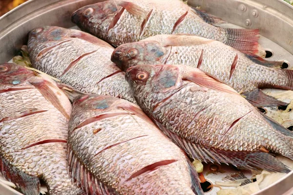 Ryby na parze o Sprzedawcy uliczni — Zdjęcie stockowe