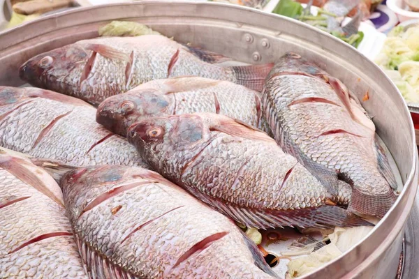 Pescado al vapor en la comida callejera —  Fotos de Stock