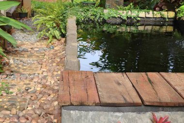 Parkta yürüyüş yolu