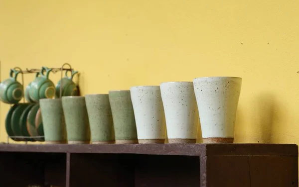 Keramikmugg i kafé — Stockfoto