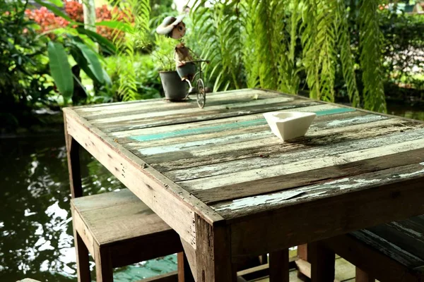 Винтажный деревянный стол со стулом — стоковое фото