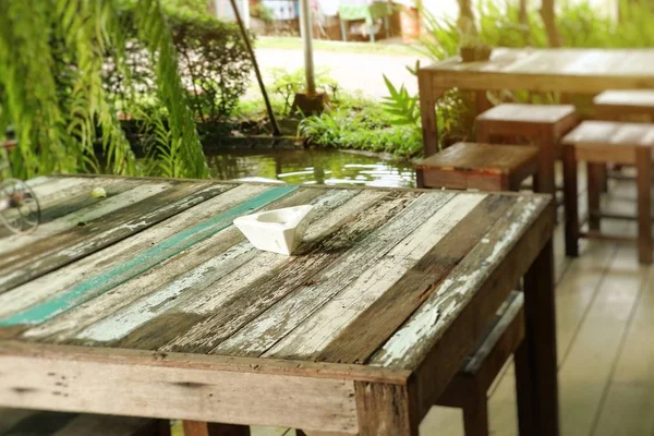 Mesa de madera vintage con silla — Foto de Stock