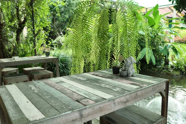 빈티지 나무 테이블의 자 — 스톡 사진