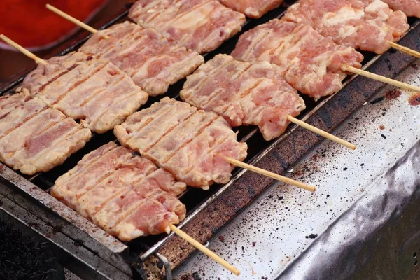 Смаження свинини на вуличній їжі — стокове фото