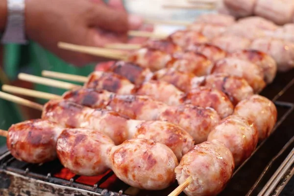 Barbecue saucisses street food — Photo