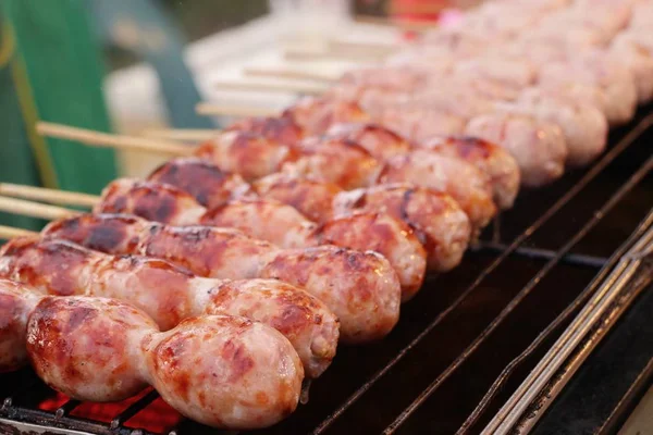 Barbecue saucisses street food — Photo