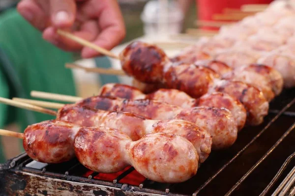 Barbecue saucisses street food — Photo