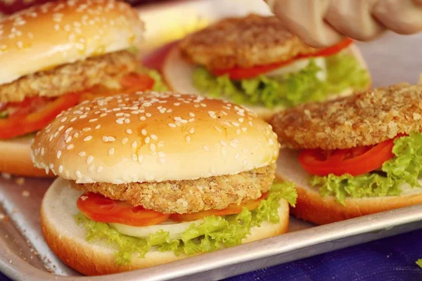 Vepřový hamburger na pouliční stánky s jídlem — Stock fotografie