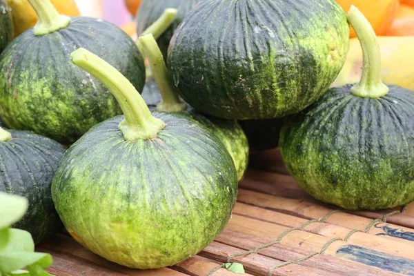 Pompoen op straat eten — Stockfoto