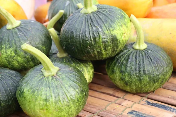 Pompoen op straat eten — Stockfoto