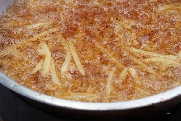 Batatas fritas em comida de rua — Fotografia de Stock