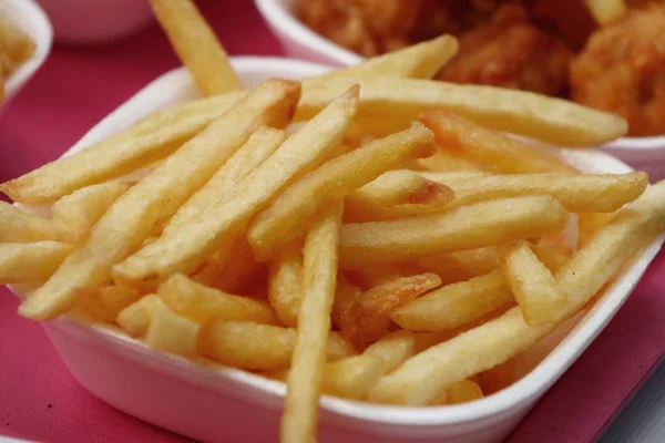 Franse frietjes op straat eten — Stockfoto