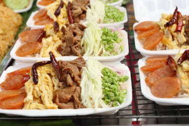 Kızarmış karidesli pilav yapıştırın