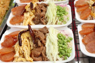 Kızarmış karidesli pilav yapıştırın