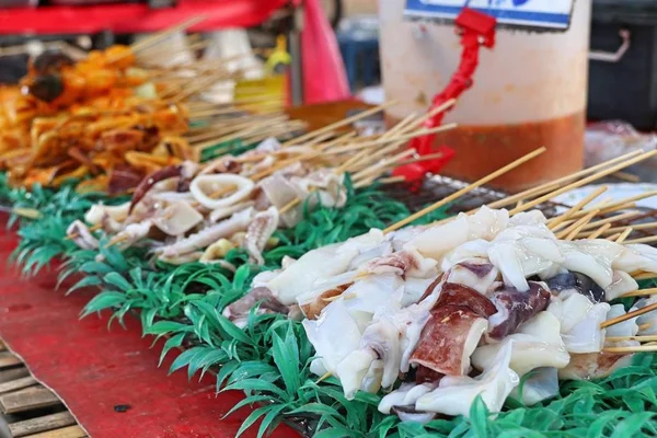 Calamares a la parrilla en comida callejera — Foto de Stock