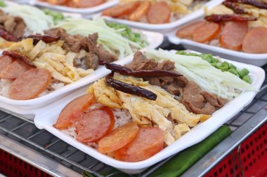 Kızarmış karidesli pilav yapıştırın